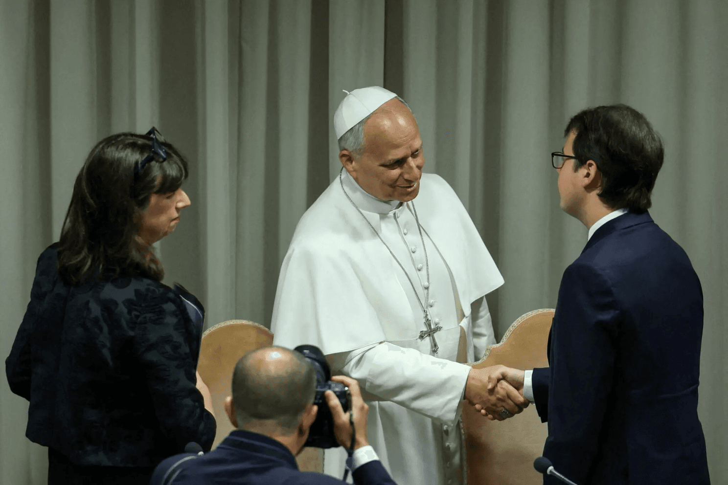 El Papa y Christopher Olah, cofundador de Anthropic (Claude AI), durante la presentación de la encíclica en el Vaticano. © Yara Nardi / Reuters