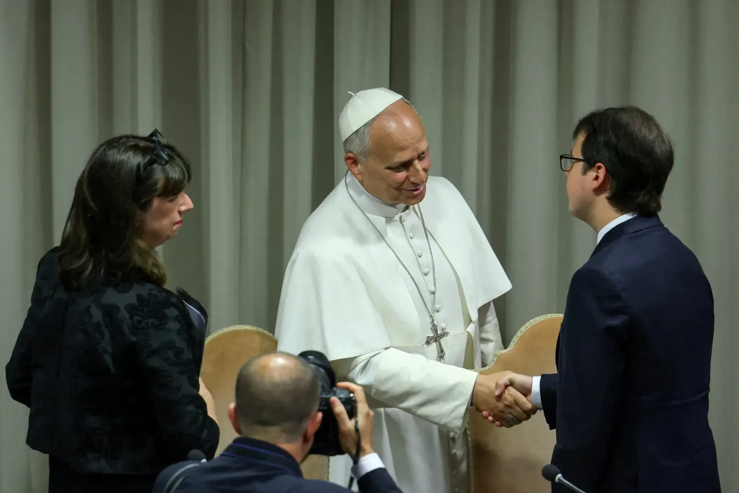 El Papa y Christopher Olah, cofundador de Anthropic (Claude AI), durante la presentación de la encíclica en el Vaticano. © Yara Nardi / Reuters